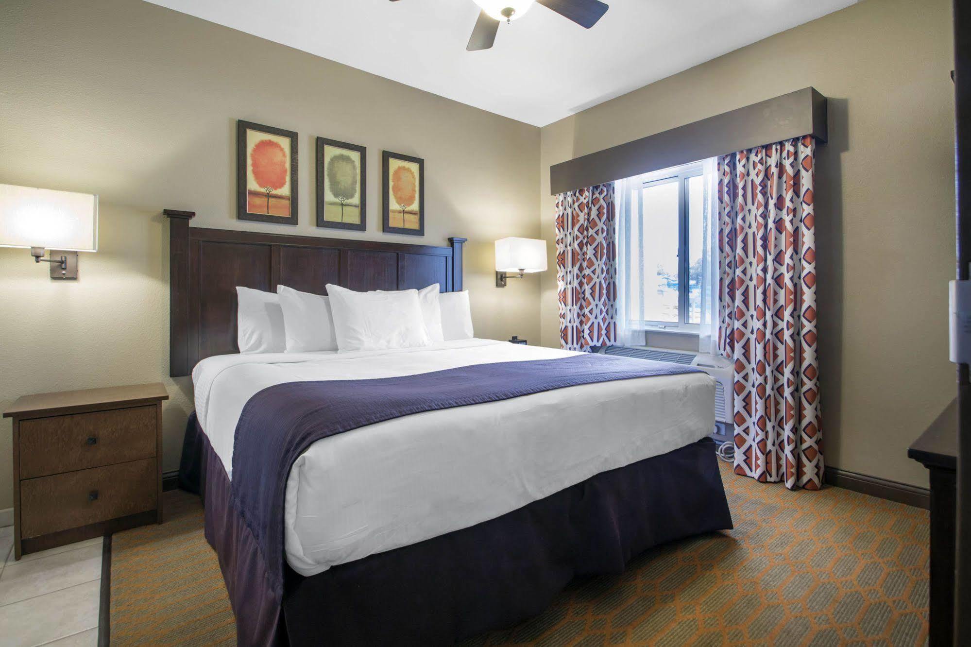 Bluegreen Vacations Odyssey Dells Hotel Lake Delton